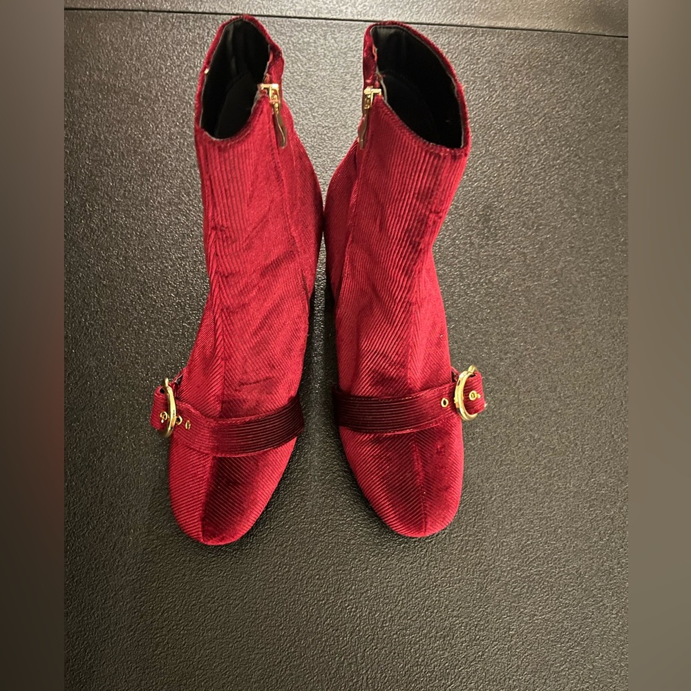 RED BOOTS WITH BUCKLE.